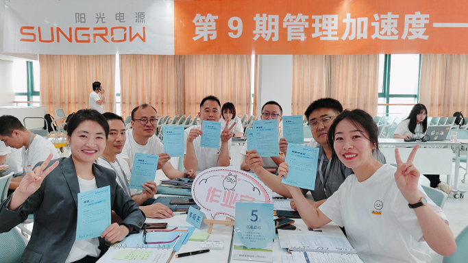 公司构建“集团领导力/新员工/通用能力培养+事业部专业能力培养+用人部门岗位技能培养”三级培训架构。公司充分利用线上学习平台，整合推广各类线上线下学习资源，持续开展多样化的培训项目。2024年，公司在员工培训方面投入2155万元，培训覆盖率达100%，人均培训时长90小时。